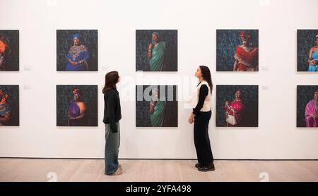 Saatchi Gallery, Londra, Regno Unito. 4 novembre 2024. Aneesa Dawoojee, marcia dei colibrì. In corso 5 novembre 24-20 gennaio 25, un corpo di lavoro in memoria della gente comune. Crediti: Malcolm Park/Alamy Live News Foto Stock