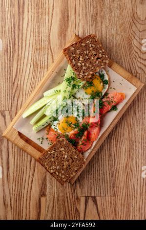 uova fritte con verdure e pane su un piatto Foto Stock