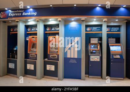 BANGKOK, THAILANDIA - 27 OTTOBRE 2023: Bancomat automatizzati Bangkok Bank. Foto Stock