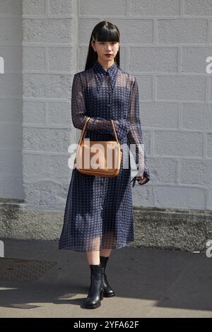 MILANO, ITALIA - 19 SETTEMBRE 2024: HiNA Kurose prima della sfilata Prada, Street style di Milano Foto Stock