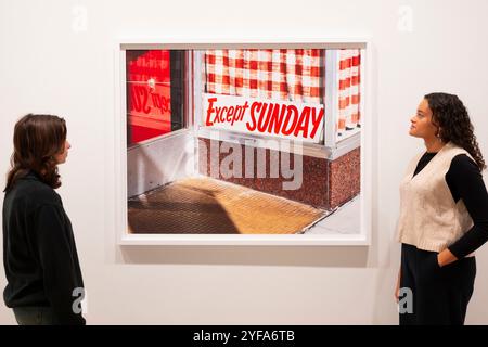 Saatchi Gallery, Londra, Regno Unito. 4 novembre 2024. ADATTAMENTO, la prima importante indagine sulle opere della fotografa americana contemporanea Anastasia Samoylova. Curata da Taous R. Dahmani, questa mostra presenta opere di cinque delle serie più significative di Samoylova: Landscape Sublime, Image Cities, FloodZone, Floridas e Breakfast. In funzione dal 5 novembre 24-20 gennaio 25. Immagine: Tranne la domenica, Panama City Beach, 2021. Crediti: Malcolm Park/Alamy Live News Foto Stock