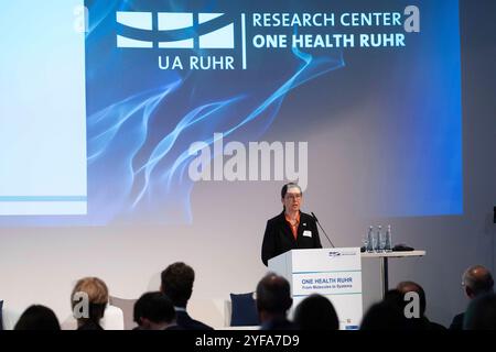 Mangia, Deutschland. 4 novembre 2024. Prof. Barbara ALBERT, Rettore dell'Università di Duisburg-Essen, durante il suo discorso cerimonia di apertura Centro di ricerca One Health Ruhr, Zeche Zollverein, Essen, 04.11.2024 credito: dpa/Alamy Live News Foto Stock