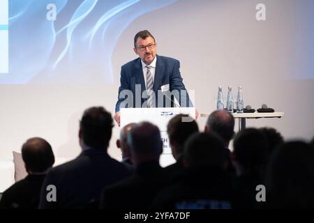 Mangia, Deutschland. 4 novembre 2024. Prof. Dirk SCHADENDORF, direttore fondatore di One Health Ruhr, durante il suo discorso alla cerimonia di apertura Centro di ricerca One Health Ruhr, Zeche Zollverein, Essen, 4 novembre 2024 credito: dpa/Alamy Live News Foto Stock