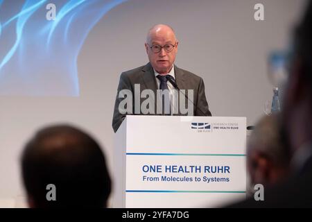 Mangia, Deutschland. 4 novembre 2024. Prof. Martin STRATMANN, ex presidente della Max Planck Society, durante il suo discorso inaugurale Ceremony Research Center One Health Ruhr, Zeche Zollverein, Essen, 4 novembre 2024 credito: dpa/Alamy Live News Foto Stock