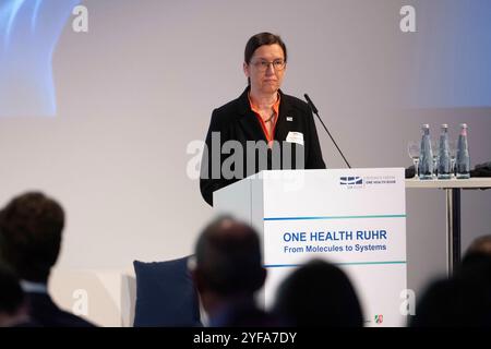 Mangia, Deutschland. 4 novembre 2024. Prof. Barbara ALBERT, Rettore dell'Università di Duisburg-Essen, durante il suo discorso cerimonia di apertura Centro di ricerca One Health Ruhr, Zeche Zollverein, Essen, 04.11.2024 credito: dpa/Alamy Live News Foto Stock