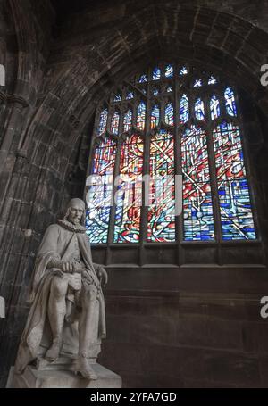 Manchester, Inghilterra, 23 settembre 2016: Statua di Humphrey Chetham e vetrata colorata all'interno della famosa cattedrale di Manchester Foto Stock