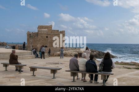 Paphos, Cipro, 7 marzo 2021: Turisti che si godono il paesaggio nell'area del castello di paphos a cipro, in Europa Foto Stock