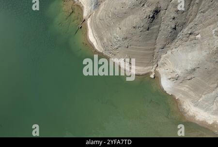 Drone scenario aereo di un lago tossico di una miniera di rame abbandonata. Concetto di inquinamento ambientale. Troodos Cipro Foto Stock