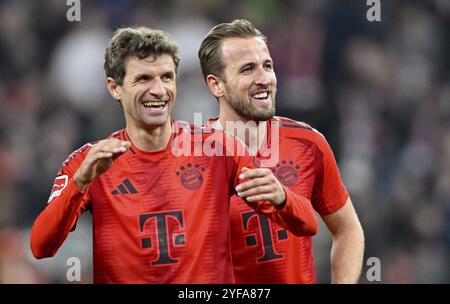 Thomas Muller FC Bayern Munich FCB (25) e Harry Kane FC Bayern Munich FCB (09) ridono in festa, Allianz Arena, Monaco, Baviera, Germania, Europa Foto Stock