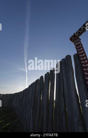 Percorsi di condensazione dagli aerei sopra il santuario degli anelli di Poemmelte, fossato circolare preistorico, Poemmelte, Zackmuende, Sassonia-Anhalt, Germania, Euro Foto Stock