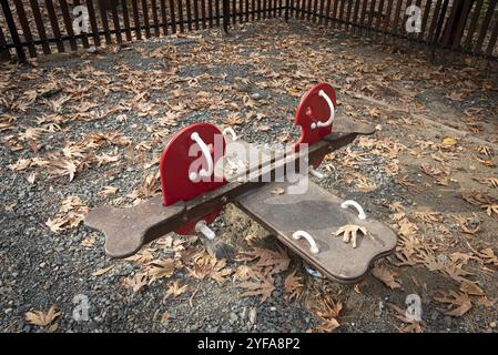 Cuccioli vuoti in autunno, parco giochi per bambini in un parco divertimenti Foto Stock