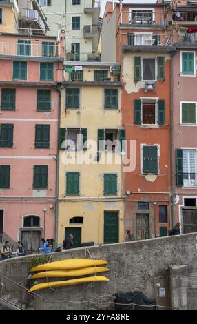 Manarola, Italia, 5 ottobre 2017: Pittoresco e romantico villaggio di Manarola con case colorate con turisti a piedi nelle strette strade Riomag Foto Stock