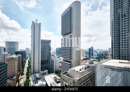 Singapore - 16 agosto 2024: Vista del paesaggio urbano dalla terrazza verde del grattacielo CapitaSpring, progettata dal Bjarke Ingels Group Foto Stock