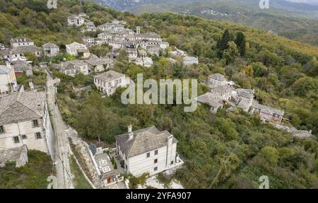 Drone scenario del tradizionale villaggio di Dilofo nella regione centrale di Zagori, Epiro, nell'unità regionale di Ioannina in Grecia Europa Foto Stock