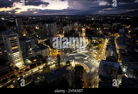 Fotografia aerea con droni del paesaggio urbano di Nicosia a Cipro al tramonto. Città europee Foto Stock