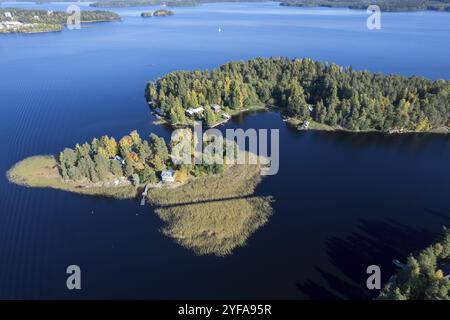 Veduta aerea con droni dell'isola di Rono e Varnisaary nel lago kallavesi, finlandia orientale, Kuopio, Europa, Savonia settentrionale Europa Foto Stock