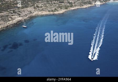 Vista aerea di motoscafo a vela sul mare aperto. Protaras Capo Greco Cypus Foto Stock