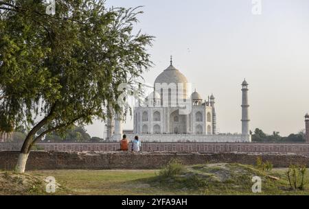 Agra, India? 15 marzo 2017: Turisti seduti e godendosi i giardini sul retro del famoso palazzo Taj Mahal nella città di Agra, India, Asia Foto Stock