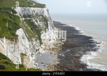 Bianche scogliere del parco nazionale di dover con sentieri per escursioni. Scogliere bianche di gesso e canale inglese. Kent Regno Unito Foto Stock