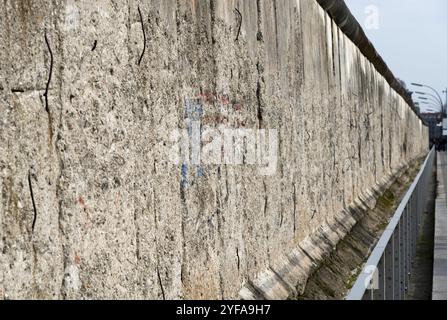 Resti del muro storico di Berlino presso il museo Topography of Terror a Berlino, Germania. Il muro di Berlino è un simbolo di libertà Foto Stock