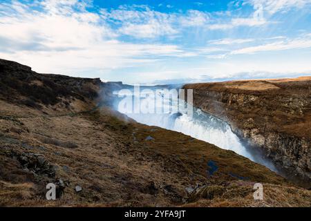 Vista maestosa della cascata Gullfoss in Islanda con la nebbia che si innalza dalle potenti cascate. Foto Stock