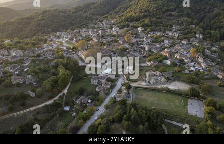 Drone scenario aereo del villaggio tradizionale di Papingo area Zagorochoria, Epiro, Ioannina Grecia Europa Foto Stock