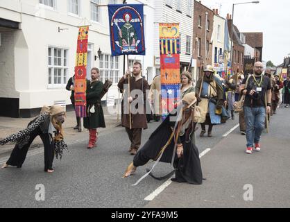 Canterbury, Kent, Regno Unito, 8 luglio 2017: Le persone sfilano alla tradizionale parata medievale storica annuale nella città di Canterbury nel Kent Foto Stock