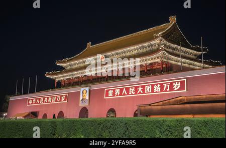 Pechino, Cina? 4 giugno 2019: La porta della Pace Celeste di notte con il ritratto di Mao Zedong all'ingresso della città Proibita a Pechino C. Foto Stock