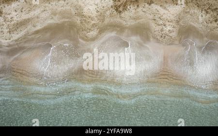 Vista aerea drone di vuota spiaggia di sabbia tropicale con sabbia dorata. Seascape background Protaras Cipro Foto Stock