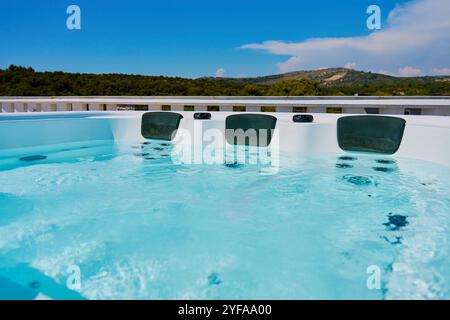 Shot ravvicinato con gorgogliamento d'acqua nell'idromassaggio con poggiatesta Foto Stock