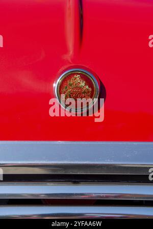Nicosia Cyprus, 14 ottobre 2018: Vista frontale della classica mini auto da collezione rossa. Mini auto con logo antico Foto Stock