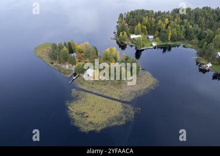 Veduta aerea con droni dell'isola di Rono e Varnisaary nel lago kallavesi, finlandia orientale, Kuopio, Europa, Savonia settentrionale Europa Foto Stock