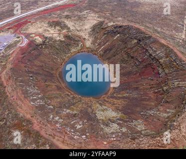 Vista aerea del lago vulcanico del cratere di Kerið, un'impressionante attrazione naturale sul percorso del cerchio d'oro dell'Islanda, caratterizzato da una vibrante roccia vulcanica rossa e marrone Foto Stock