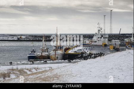 Grintdvik, Iiceland, marzo 29: Piccolo porto di pesca con navi da pesca a Hofn Town nel sud-est dell'Islanda il 29 marzo 2016 Foto Stock