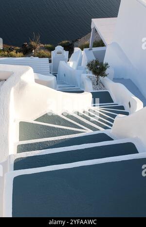 Tradizionale e stretta strada di scale che conduce al mare nel villaggio di Oia, nell'isola di Santorini, in Grecia, in Europa Foto Stock