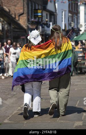 Canterbury, Kent, Regno Unito, 10 giugno 2023: Happy Pride People e supporters sfilano alla parata Pride nella città di Canterbury nel Kent, Regno Unito, Europa Foto Stock