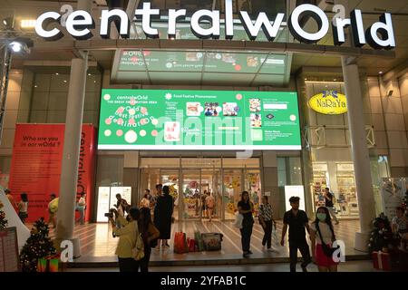 BANGKOK, THAILANDIA - 09 DICEMBRE 2023: Ingresso al complesso commerciale CentralWorld di Bangkok. Foto Stock