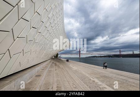 LISBONA, PORTOGALLO, 19 ottobre 2018: Il moderno edificio MAAT (Museu de Arte, Arquitetura e tecnologia) con architettura futuristica a Lisbona, Portuga Foto Stock