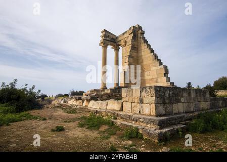 Antiche colonne di Apollon Hylates, dio del bosco, santuario nel distretto di Limassol, Cipro, Europa Foto Stock