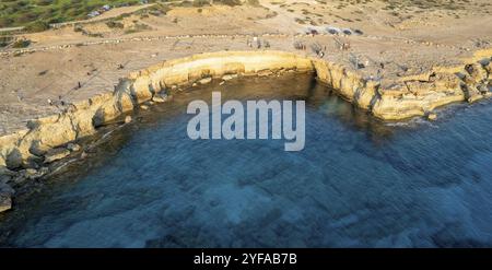 Paesaggio fatto di Capo Greko o grotte marine di Capo Greco Ayia Napa Cipro. Turisti che fanno visite turistiche Foto Stock