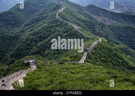 Mutianyu, Pechino, Cina, 7 giugno 2018: Turisti che camminano alla famosa grande Muraglia Cinese, una delle sette meraviglie del mondo a Mutianyu sec Foto Stock