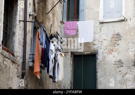 Lavanderia per la casa appesa su una corda e asciugatura all'aperto nell'aria pulita, risparmiando l'ambiente Foto Stock