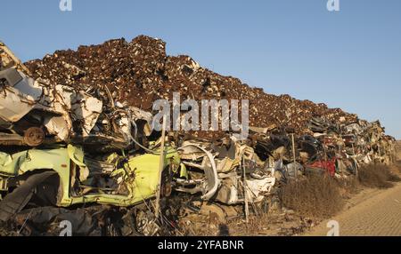 Pile di vari rottami e altri metalli su un campo pronto per l'industria del riciclaggio Foto Stock