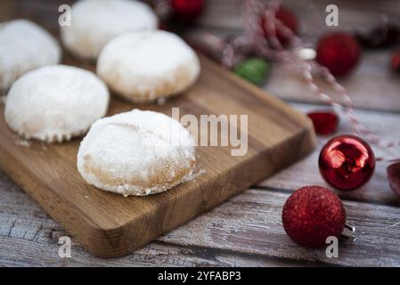 Palle di neve tradizionali deliziose di mandorle greche o biscotti di Natale chiamati kourabiede con mandorle e alimentato con zucchero bianco Foto Stock