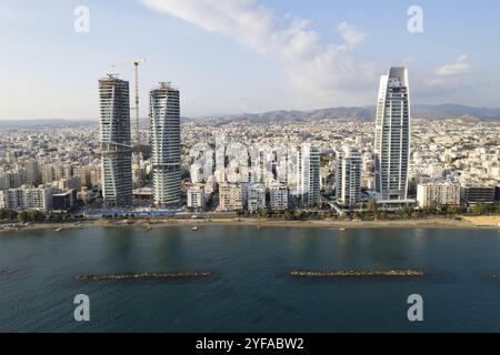 Vista aerea del lungomare della moderna città costiera con grattacieli. Limassol città Cipro Europa Foto Stock