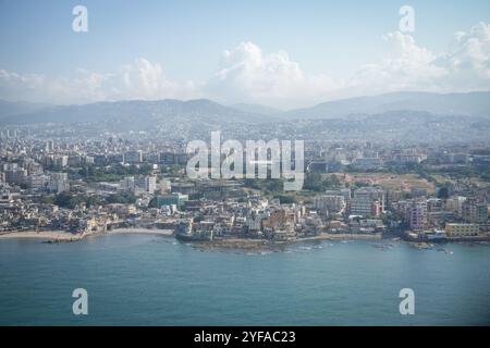 Beirut, Libano. 4 novembre 2024. Vista della capitale libanese Beirut durante l'approccio di sbarco con il Ministro federale per la cooperazione e lo sviluppo economico. Crediti: Kay Nietfeld/dpa/Alamy Live News Foto Stock