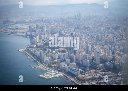 Beirut, Libano. 4 novembre 2024. Vista della capitale libanese Beirut durante l'approccio di sbarco con il Ministro federale per la cooperazione e lo sviluppo economico. Crediti: Kay Nietfeld/dpa/Alamy Live News Foto Stock