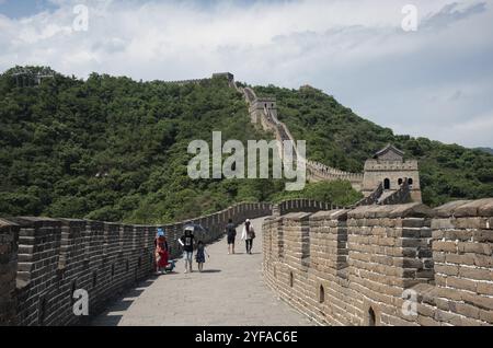 Mutianyu, Pechino, Cina, 7 giugno 2018: Turisti che camminano alla famosa grande Muraglia Cinese, una delle sette meraviglie del mondo a Mutianyu sec Foto Stock
