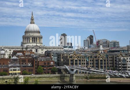 Londra, Regno Unito, 5 luglio 2019: Skyline di Londra con il Millennium Bridge e la cattedrale di St Pauls nel centro di Londra in una giornata nuvolosa Foto Stock