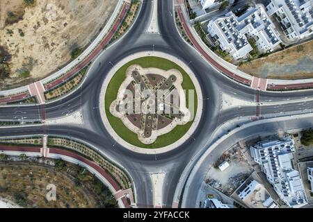 Vista aerea del drone di una rotonda dal design moderno. Trasporto stradale Nicosia Cipro Europa Foto Stock